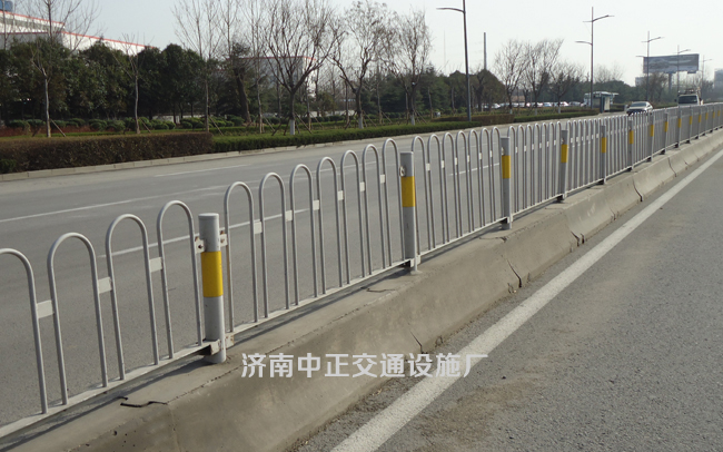 城市公路隔離墩 未刷漆