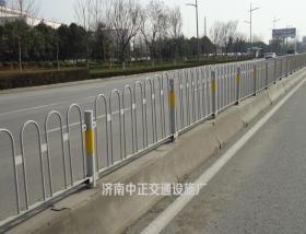 城市公路隔離墩 未刷漆