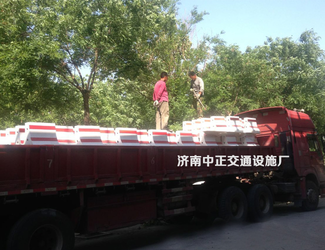水泥隔離墩專車送貨