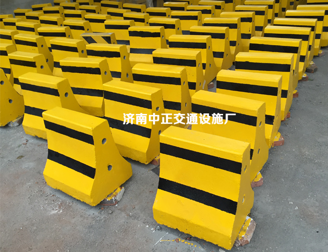 水泥隔離墩 黃黑橫杠